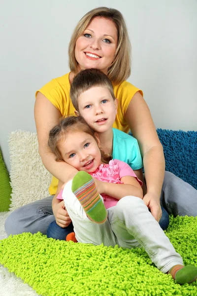 Bambini piccoli con mamma in camera — Foto Stock