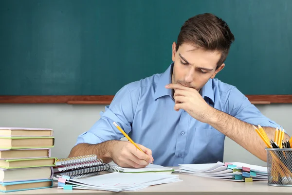 Joven profesor trabajando en el aula escolar — Foto de Stock