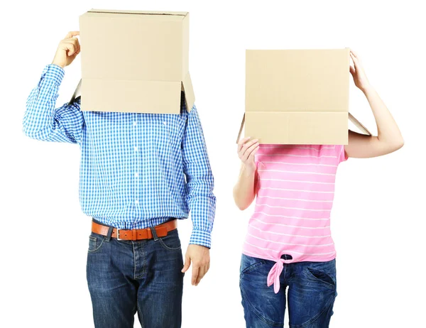 Casal com caixas de papelão em suas cabeças isoladas em branco — Fotografia de Stock