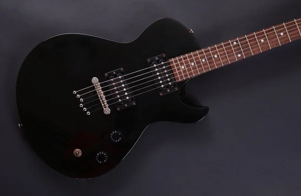 Elektromos gitár elszigetelt fekete — Stock Fotó