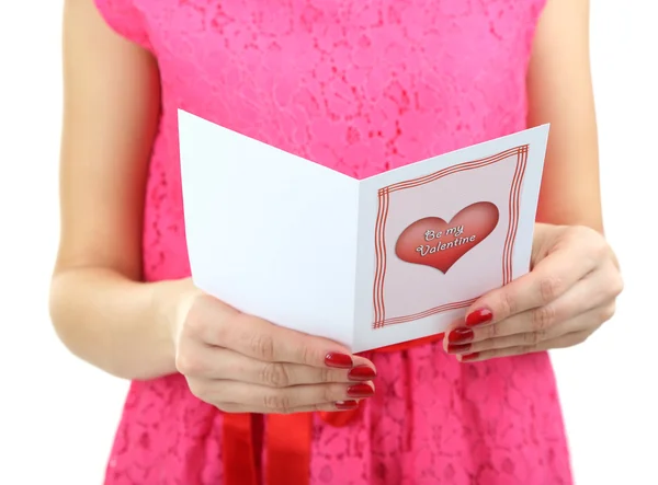 Jovem mulher ler Valentine card close up — Fotografia de Stock
