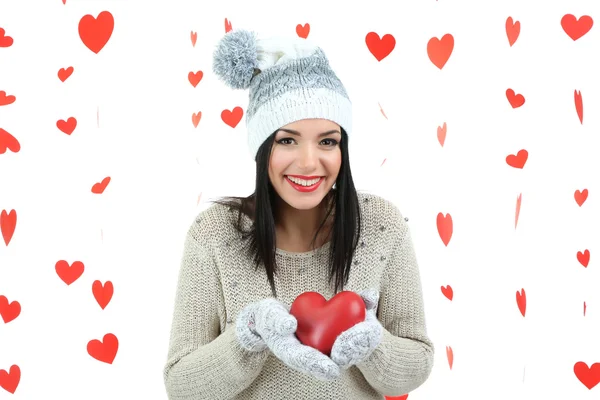 Aantrekkelijke jonge vrouw met hart op dag van de Valentijnskaart — Stockfoto