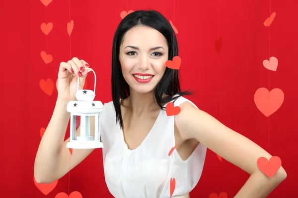 Aantrekkelijke jonge vrouw met lantaarn op dag van de Valentijnskaart — Stockfoto