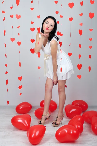 年轻漂亮的女人，用气球在情人节那天的房间里 — 图库照片