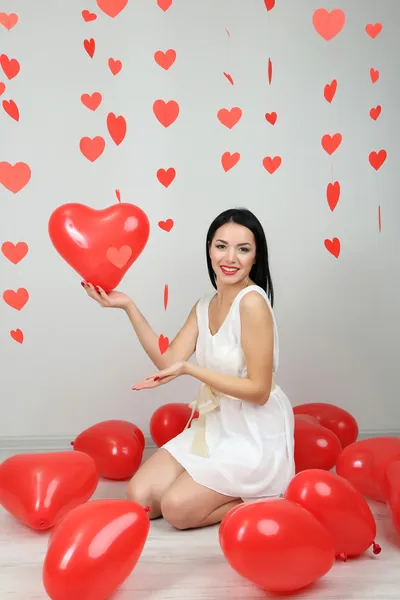 Atractiva joven con globos en la habitación el día de San Valentín —  Fotos de Stock