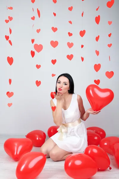 Atractiva joven con globos en la habitación el día de San Valentín —  Fotos de Stock