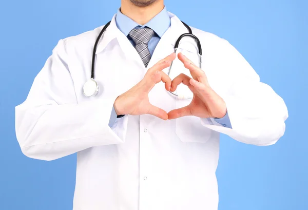 Doctor masculino, de cerca, sobre fondo azul —  Fotos de Stock