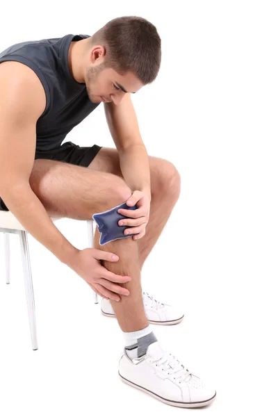 Jeune homme souffrant de douleurs au genou, isolé sur blanc — Photo