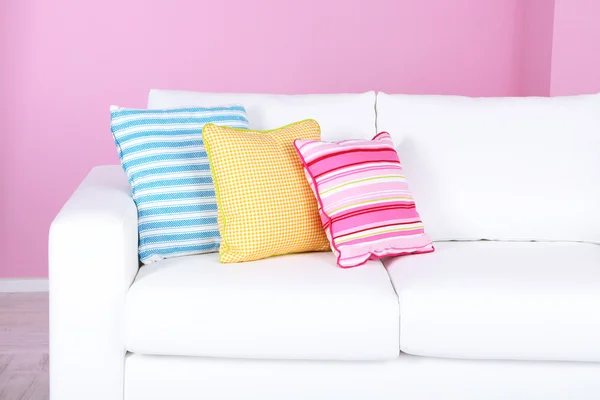 Sofá blanco primer plano en la habitación sobre fondo rosa — Foto de Stock