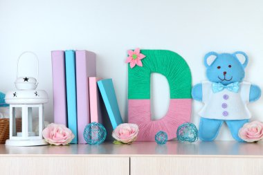 raf el yapımı örgü harfi ile dekore edilmiştir.