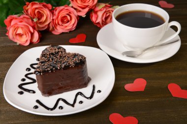 Tatlı pasta plaka üzerinde tablo yakın çekim çikolata ile