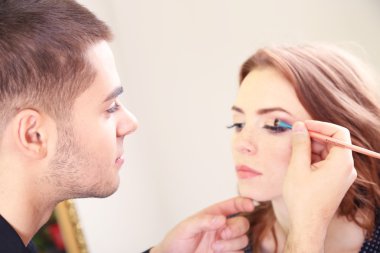 genç adam stilist makyaj güzellik salonları içinde güzel bir kadın