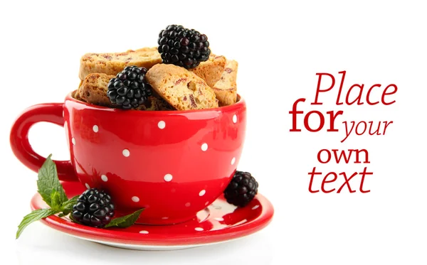 Välsmakande kakor med blackberry i cup isolerad på vit — Stockfoto