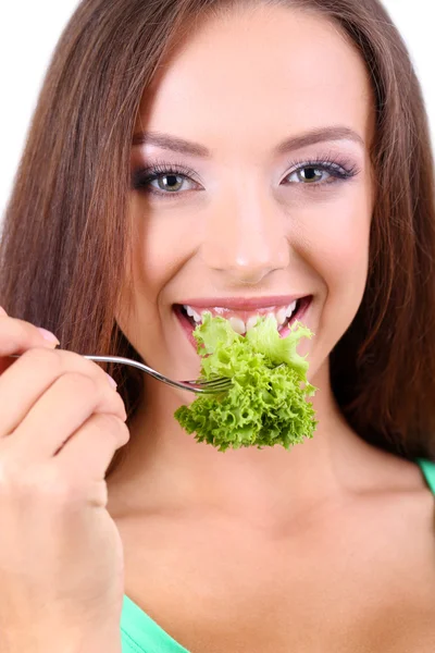 Bella ragazza con insalata fresca da vicino — Foto Stock