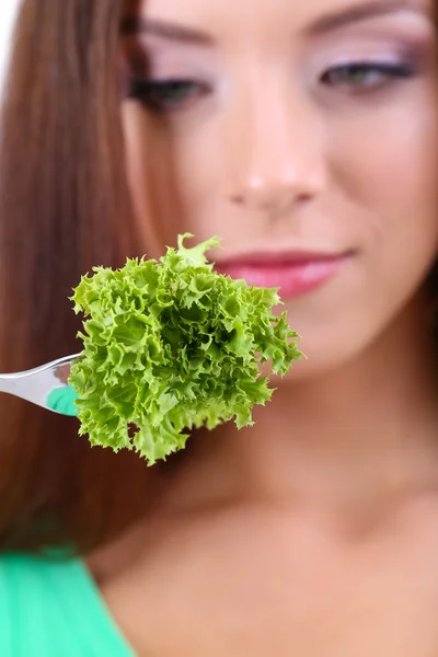 Menina bonita com salada fresca de perto — Fotografia de Stock