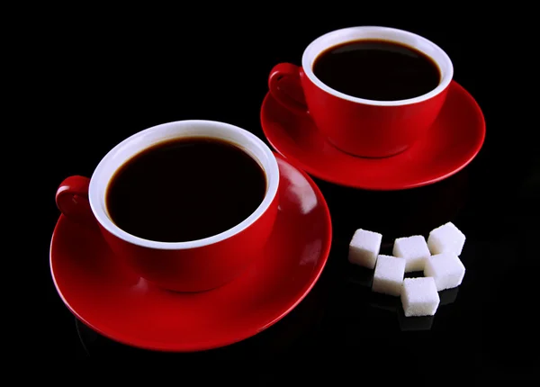 Koyu kahve ve şeker üzerine siyah izole kırmızı bardak — Stok fotoğraf