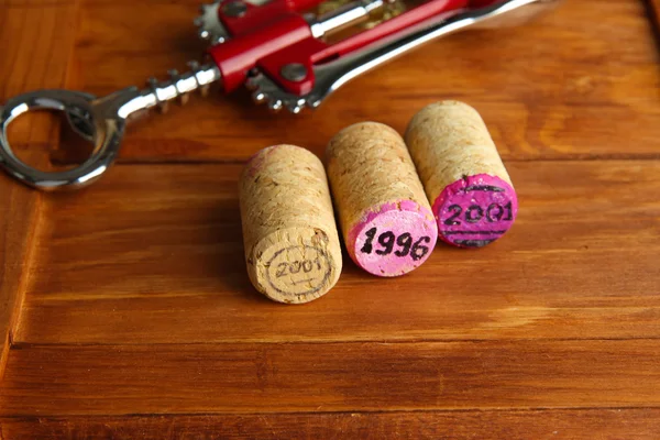 Wine corks with corkscrew on wine boxes close-up — Stock Photo, Image