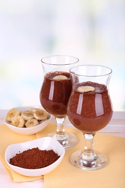 Muz ve çikolata masada açık renkli kokteyller — Stok fotoğraf