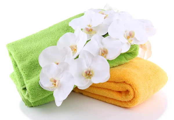 Asciugamani e fiori colorati, isolati su bianco — Foto Stock