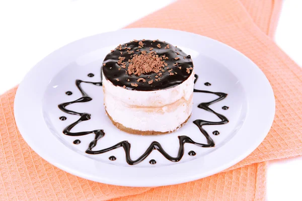 Süße Torte mit Schokolade auf dem Teller in Großaufnahme — Stockfoto