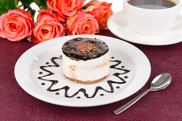 テーブルのクローズ アップのプレートにチョコレートで甘いケーキ — ストック写真