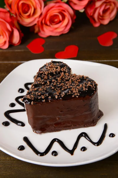 Sweet cake with chocolate on plate on table close-up — Stock Photo, Image