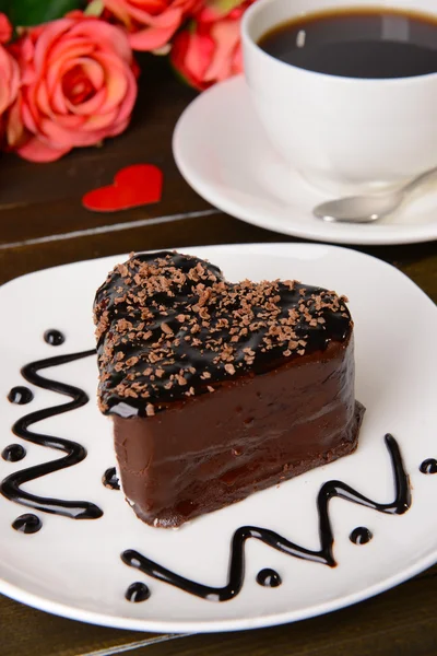 Gâteau sucré avec chocolat sur plaque sur table close-up — Photo