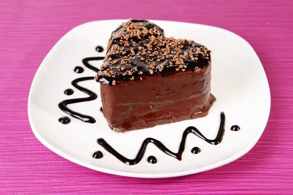 Söt kaka med choklad på tallriken på bordet närbild — Stockfoto