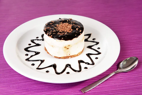 Süße Torte mit Schokolade auf dem Teller in Großaufnahme — Stockfoto