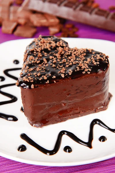 Zoete cake met chocolade op plaat op tabel close-up — Stockfoto