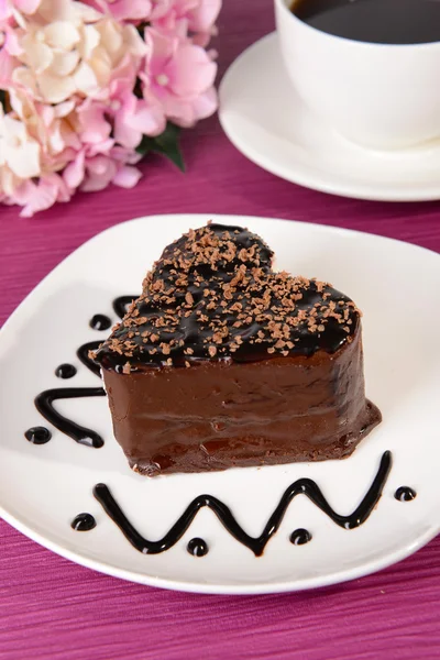 Pastel dulce con chocolate en el plato en primer plano de la mesa — Foto de Stock