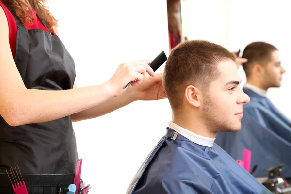 Belle fille coiffeur coupe gars dans le salon de beauté — Photo