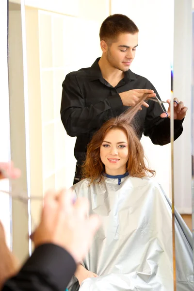 Junger Mann Friseur tun Frisur Mädchen in Schönheitssalon — Stockfoto