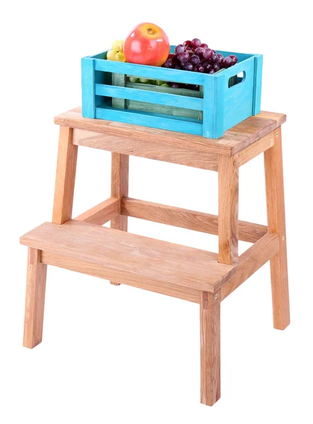 Boîte en bois avec fruits, sur petite échelle en bois, isolée sur blanc — Photo