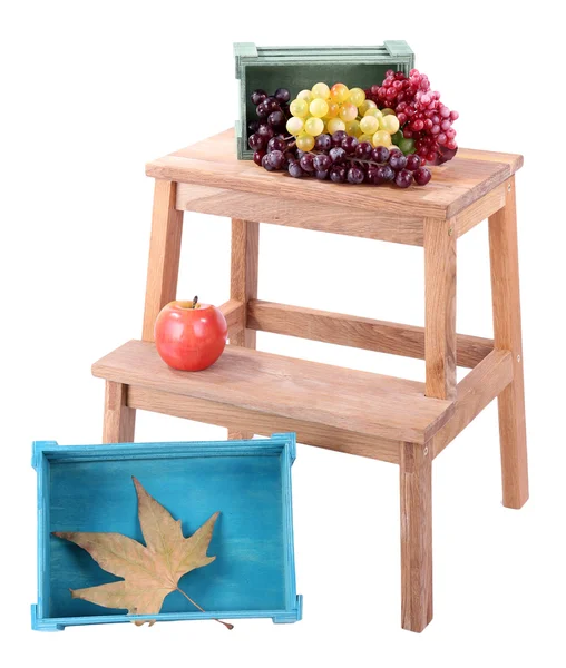 Caja de madera con frutas, en una pequeña escalera de madera, aislada en blanco — Foto de Stock