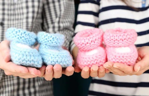 Mains avec chaussons au crochet pour bébé, gros plan — Photo