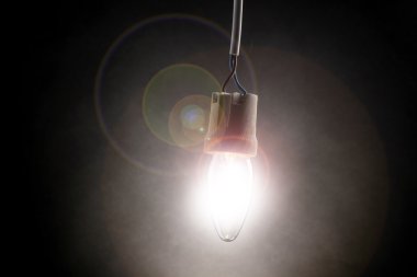 Koyu arkaplanda ampul