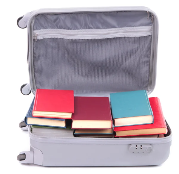 Kufr s knihami izolovaných na bílém — Stock fotografie