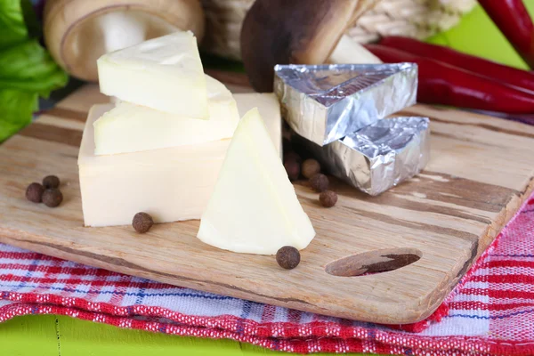 奶油奶酪和蔬菜和绿色食品上木板特写 — 图库照片