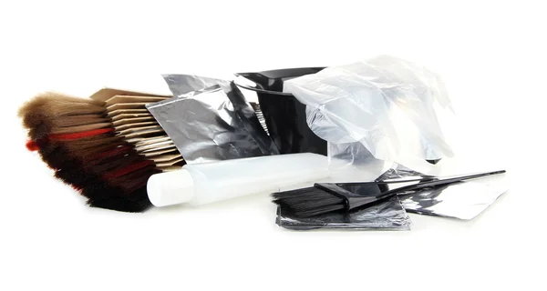 Kit de tintura de cabelo e amostras de cabelo de cores diferentes, isolado em branco — Fotografia de Stock