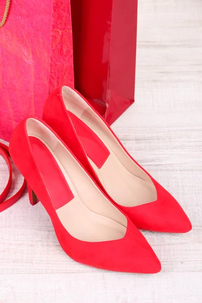 Belle scarpe rosse femminili, cinture e borse da negozio — Foto Stock