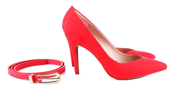 Krásné červené ženské boty a pás, izolované na bílém — Stock fotografie