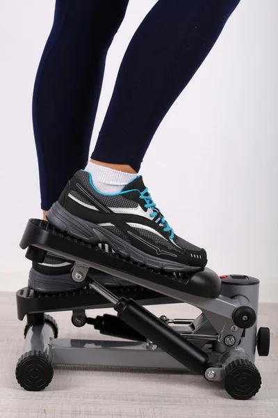 Kvinna gör övning på stepper. närbild på ben. — Stockfoto