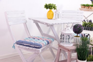 Bahçe sandalye ve masa çiçekleri beyaz zemin üzerine ahşap standlar ile