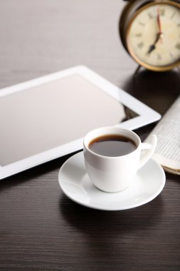 Tablet, gazete, fincan kahve ve çalar saat ahşap tablo