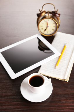 Tablet, gazete, fincan kahve ve çalar saat ahşap tablo