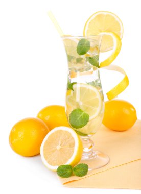 Bir bardak limonlu ve naneli kokteyl, beyaz üzerine izole edilmiş.