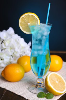 koyu mavi zemin üzerine masada kokteyl bardak