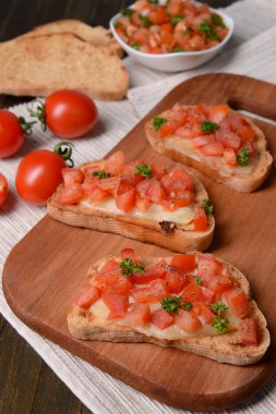 Kesme tahtasında domatesli lezzetli bruschetta.