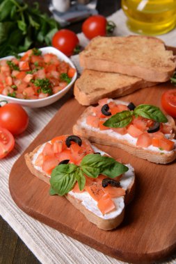Kesme tahtasında domatesli lezzetli bruschetta.